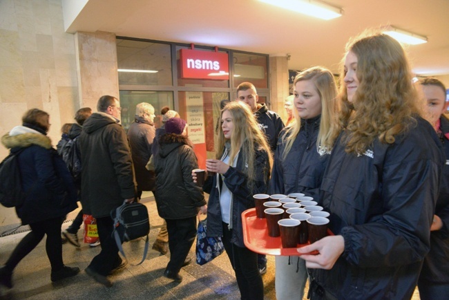 Wolontariusze ŚDM rozdawali herbatę na dworcu