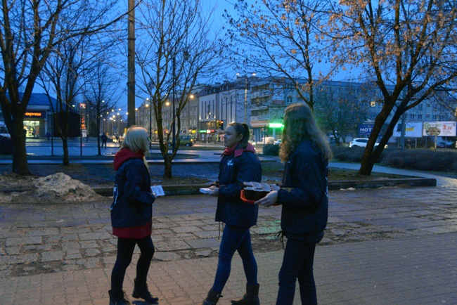 Wolontariusze ŚDM rozdawali herbatę na dworcu