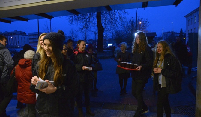 Wolontariusze ŚDM z herbatą dla podróżnych na dworcu kolejowym w Radomiu