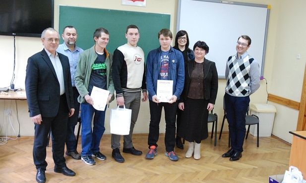Laureaci i organizatorzy etapu szkolnego w ZSP nr 2 RCKUiP w Łowiczu