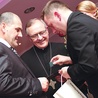  Biskup Dajczak wręczył nagrody sponsorom, którzy wspierają hospicjum na co dzień