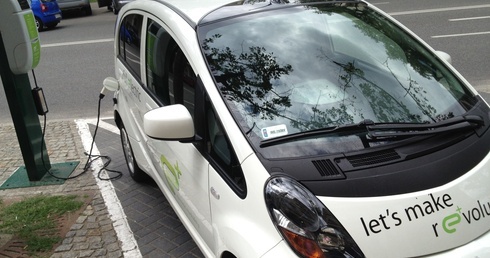 Coraz więcej aut na prąd