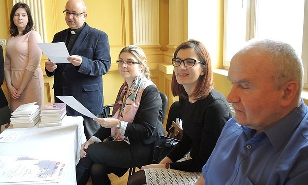 Jury pierwszego konkursu recytatorskiego, plastycznego i literackiego w katolickich szkołach w Cieszynie