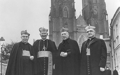 Abp Bolesław Kominek, abp John Król, prymas Polski kard. Stefan Wyszyński, abp Arturo Tabera Araoz podczas uroczystości milenijnych we Wrocławiu w październiku 1966 roku 