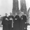 Abp Bolesław Kominek, abp John Król, prymas Polski kard. Stefan Wyszyński, abp Arturo Tabera Araoz podczas uroczystości milenijnych we Wrocławiu w październiku 1966 roku 