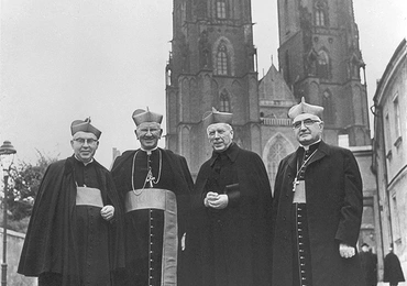 Abp Bolesław Kominek, abp John Król, prymas Polski kard. Stefan Wyszyński, abp Arturo Tabera Araoz podczas uroczystości milenijnych we Wrocławiu w październiku 1966 roku 