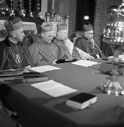 Jedni z najważniejszych sygnatariuszy orędzia. Od lewej: abp Antoni Baraniak, kard. Karol Wojtyła, kard. Stefan Wyszyński, abp Bronisław Kominek. Zdjęcie zostało wykonane we Wrocławiu w 1970 r.