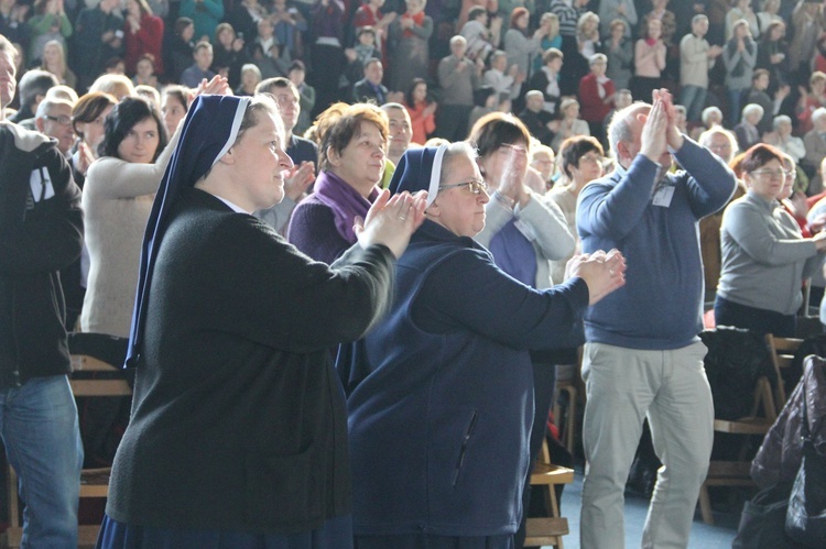 Dystans czy bliskość?