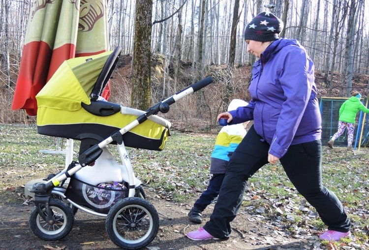 Rodzinny spacer buggygym w bielskiej Wapienicy