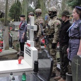 Warta honorowa przy grobach bohaterów