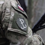 Warta honorowa przy grobach bohaterów