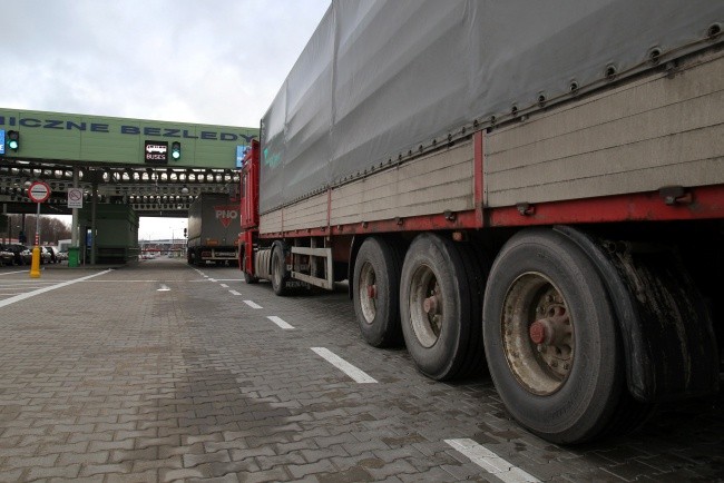 Celnicy: ruch ciężarówek na granicy z Rosją zamarł