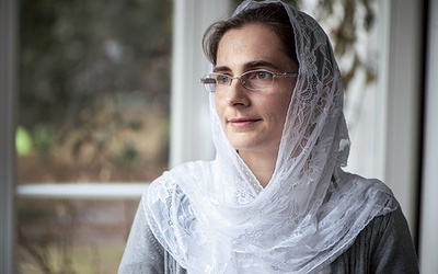 Adrianna Tryburcy w jednej z własnoręcznie uszytych mantylek. To rodzaj koronkowej chusty zakładanej przez kobiety na głowę w czasie Mszy świętej