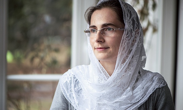 Adrianna Tryburcy w jednej z własnoręcznie uszytych mantylek. To rodzaj koronkowej chusty zakładanej przez kobiety na głowę w czasie Mszy świętej