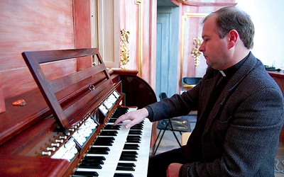 Ks. Bogusław Grzebień jest dyrektorem Diecezjalnego Studium Organistowskiego i wykładowcą muzyki w seminarium duchownym w Paradyżu