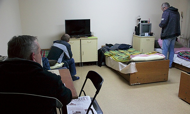 Pan Artur – podobnie jak teraz Tomasz, Łukasz i Andrzej – mieszkał w takim pokoju 12 lat