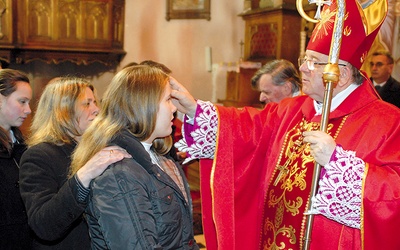  Około 9 tysięcy młodych ludzi przyjmuje co roku bierzmowanie w diecezji płockiej (na zdjęciu: bp Roman Marcinkowski udziela sakramentu bierzmowania w parafii Duninów)
