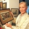  Anna Milewska wśród wielu rodzinnych pamiątek ma również przedwojenne zdjęcie dworku w Chojnowie. Teraz ten zabytek wrócił do dawnej świetności