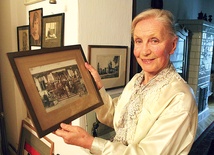  Anna Milewska wśród wielu rodzinnych pamiątek ma również przedwojenne zdjęcie dworku w Chojnowie. Teraz ten zabytek wrócił do dawnej świetności