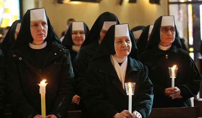 W modlitwie dziękczynnej wzięły udział siostry zakonne oraz ojcowie i bracia zakonni z różnych zgromadzeń