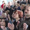  Uczestnicy Forum podczas modlitwy chwały 