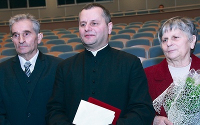  Ks. Leszek Leszkiewicz w dniu ogłoszenia nominacji biskupiej  ze swoimi rodzicami Obok: Przez wiele lat Leszek Leszkiewicz  był w rzepiennickiej parafii ministrantem. Ciągnęło go do kościoła 