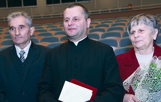  Ks. Leszek Leszkiewicz w dniu ogłoszenia nominacji biskupiej  ze swoimi rodzicami Obok: Przez wiele lat Leszek Leszkiewicz  był w rzepiennickiej parafii ministrantem. Ciągnęło go do kościoła 