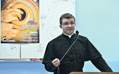 Powyżej: – Im mniej subiektywizmu w naszych działaniach, tym więcej robimy miejsca dla Kościoła – zapewnia ks. Krzysztof Kralka SAC, który w sobotę  30 stycznia w Kłodzku wygłaszał konferencje