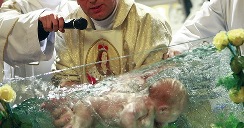  11 lat w tym roku obchodzić będzie pierwsze dziecko ochrzczone  w Chorzowie przez całkowite zanurzenie  