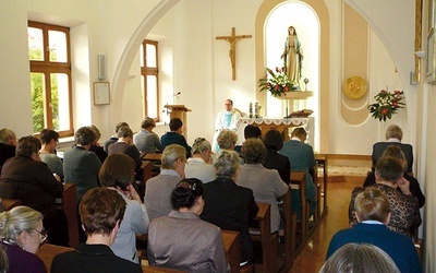  Siostry podczas Eucharystii w klasztornej kaplicy