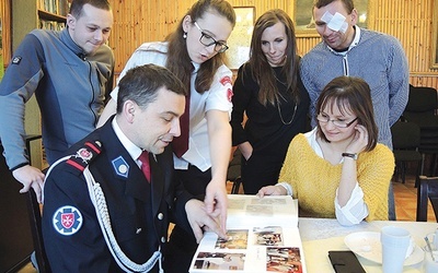 Komendant MSM z Kęt Mariusz Zawada ze swoimi wolontariuszami w czasie jubileuszowego spotkania