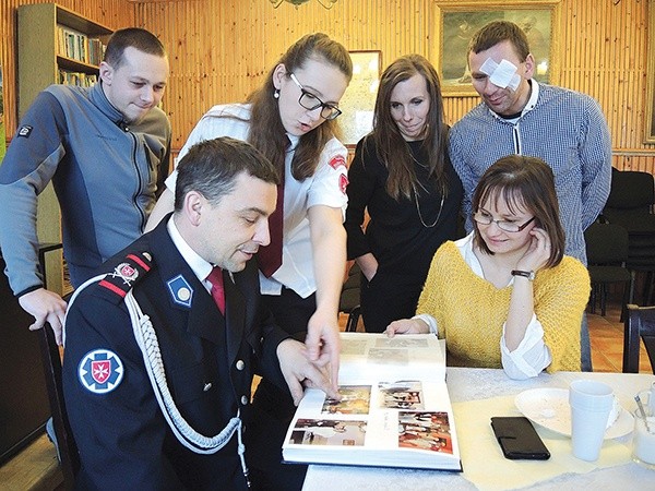 Komendant MSM z Kęt Mariusz Zawada ze swoimi wolontariuszami w czasie jubileuszowego spotkania