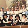 Dzieci z Przedszkola Katolickiego im. Świętej Rodziny na scenie