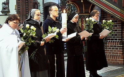Przedstawiciele różnych form życia konsekrowanego podczas Mszy w katedrze gliwickiej