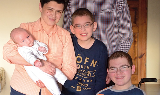 Ewelina i Maciej podkreślają, że rodzina jest ich szczęściem. Na zdjęciu z synami: Pawłem, Piotrem i Rafałem 