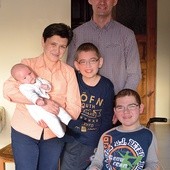 Ewelina i Maciej podkreślają, że rodzina jest ich szczęściem. Na zdjęciu z synami: Pawłem, Piotrem i Rafałem 