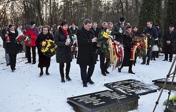 Uroczystości przed pomnikiem