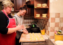 Danuta Bejda z córką Ewą całą noc spędziły w kuchni przy robieniu pączków
