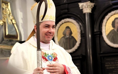 Bp Wojciech Osial z insygniami biskupimi