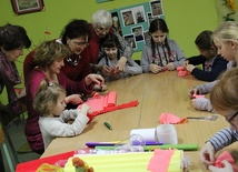 Warsztaty robienia kwiatów z papieru