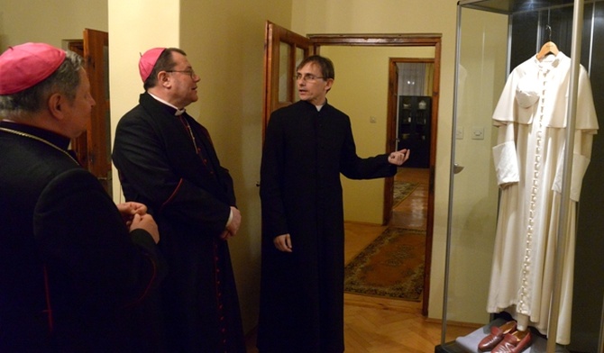 Abp Paolo Pezzi w pokoju papieskim