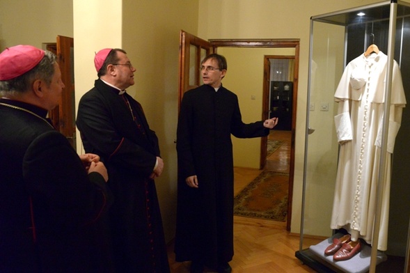 Abp Paolo Pezzi w pokoju papieskim