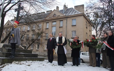 Historię tego miejsca i stojącego tu od 100 lat krzyża, przypomniał Sławomir Adamiec (pierwszy w rzędzie od lewej). Modli się ks. Jacek Wieczorek