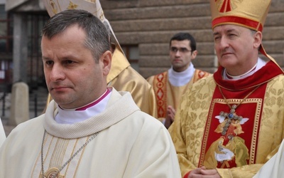 Bp nominat Leszek Leszkiewicz (z lewej), za nim bp Andrzej Jeż, główny konsekrator