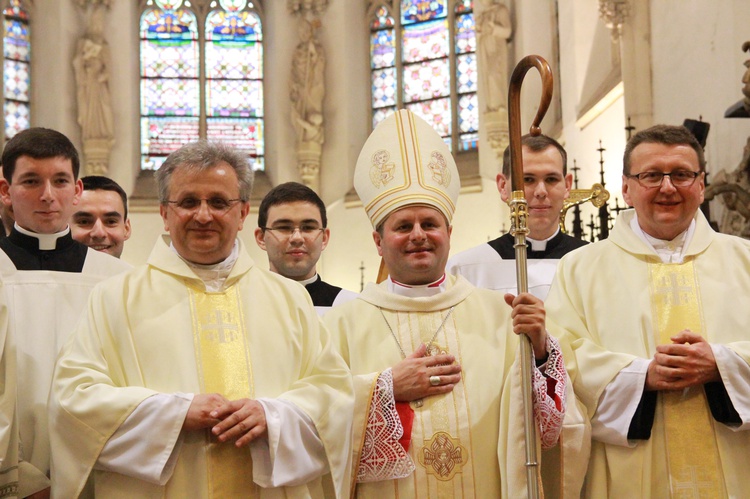 Święcenia biskupie ks. Leszkiewicza, cz. II. Goście i życzenia.