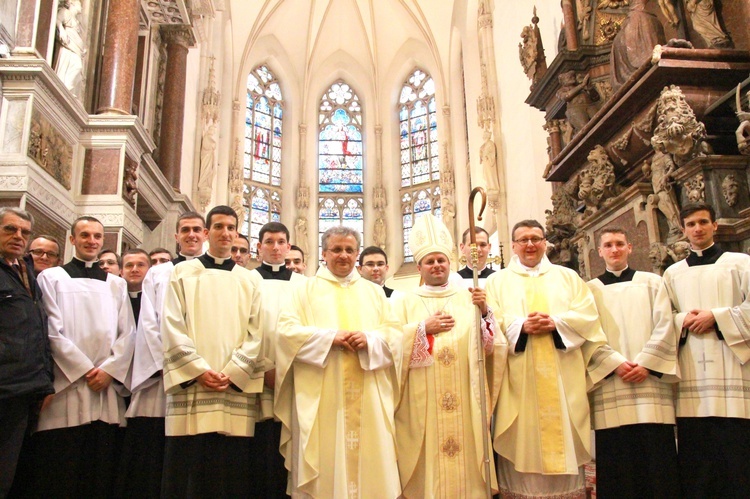 Święcenia biskupie ks. Leszkiewicza, cz. II. Goście i życzenia.