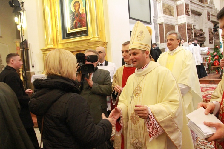 Święcenia biskupie ks. Leszkiewicza, cz. II. Goście i życzenia.