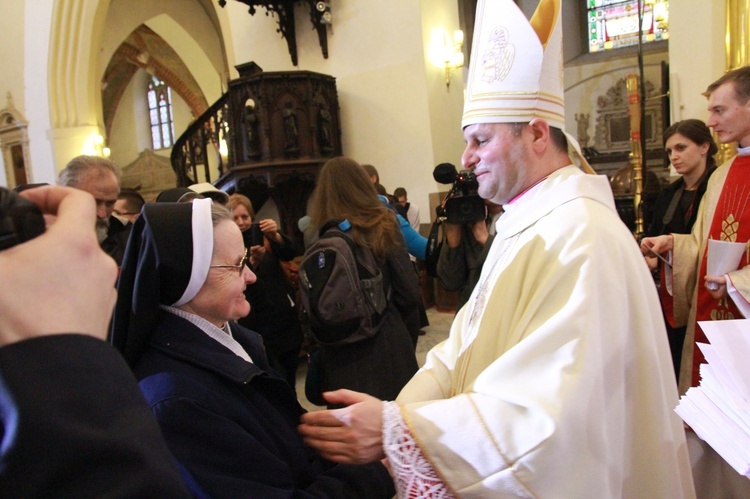 Święcenia biskupie ks. Leszkiewicza, cz. II. Goście i życzenia.