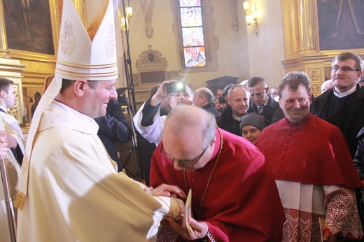 Święcenia biskupie ks. Leszkiewicza, cz. II. Goście i życzenia.