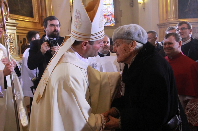 Święcenia biskupie ks. Leszkiewicza, cz. II. Goście i życzenia.